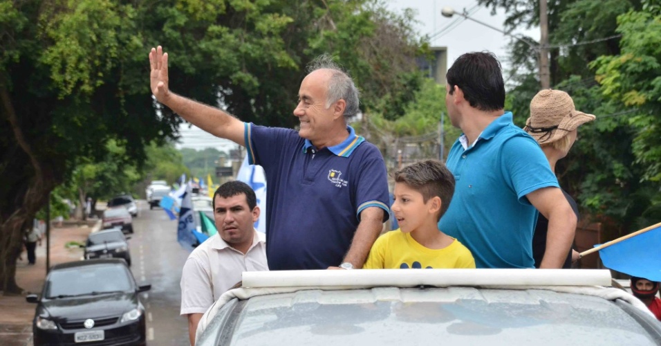4.out.2014 - O candidato ao governo do Acre Tião Bocalom (DEM) fez carreata em Rio Branco neste sábado (4). Ele aparece em segundo lugar nas pesquisas, com 23% das intenções de voto, segundo pesquisa Ibope divulgada no dia 2 de outubro