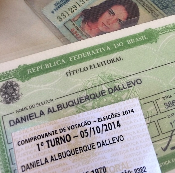 5.out.2014 - A apresentadora de TV Daniela Albuquerque postou em sua página no Instagram, neste domingo (5), uma foto de seu título de eleitor e do comprovante de votação