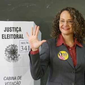 Luciana Genro ao votar em 2014 - Ddida Sampaio/Estadão Conteúdo