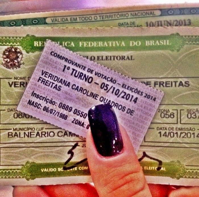 5.out.2014 - A modelo Veridiana Freitas postou em sua página no Instagram, neste domingo (5), uma foto de seu título de eleitor e do comprovante de votação