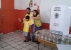 Camilo Capiberibe (PSB) vota acompanhado dos filhos - Divulgação