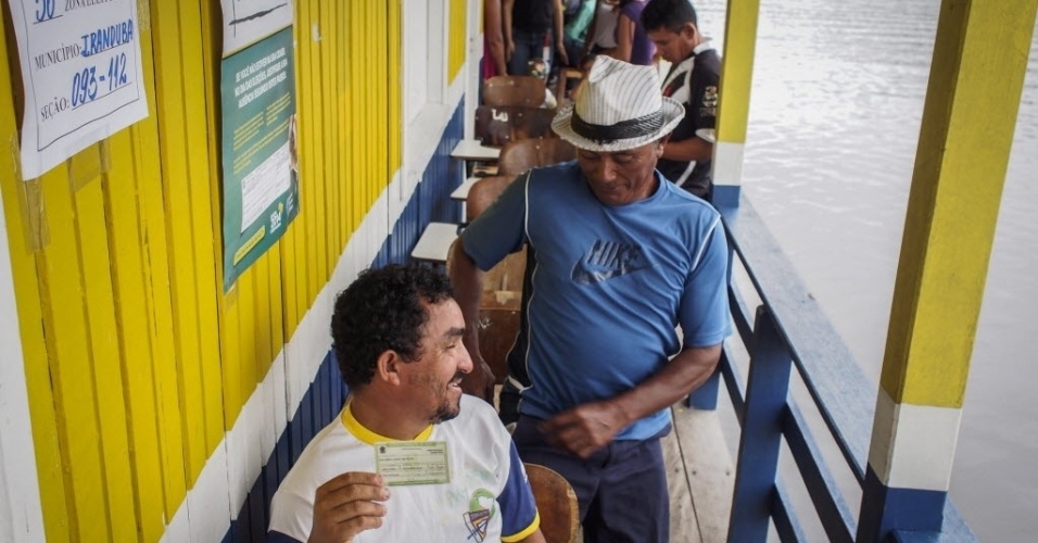 5.out.2014 - Eleitores fazem fila em posto de votação no lago do vilarejo Catalão, em Iranduba, no Amazonas, onde cerca de 400 pessoas vivem em mais de 100 casas flutuantes