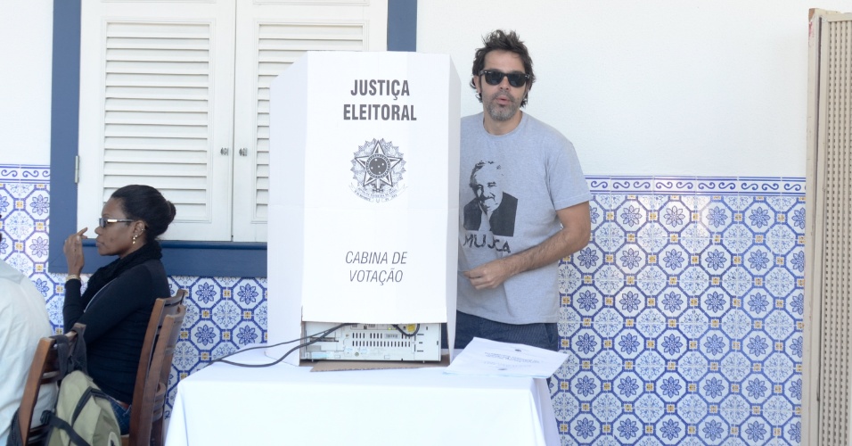 5.out.2014 - O ator e humorista Bruno Mazzeo chega no Country Club para votar na tarde deste domingo (5) na Gávea, zona sul do Rio de Janeiro