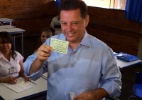 Candidato à reeleição, Perillo (PSDB) mostra título de eleitor antes de votar - Divulgação