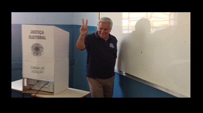 5.out.2014 - O candidato ao Senado por Goiás Vilmar Rocha (PSD) posa para foto após votar em Goiânia. Vilmar está em segundo lugar na disputa, com 26% das inteções de voto, segundo pesquisa Ibope divulgada no sábado (4)