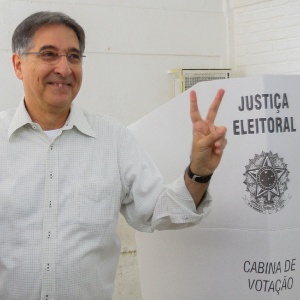 Governador eleito de Minas Gerais, Fernando Pimentel, vota nas eleições deste ano - Uarlen Valério/ O Tempo/ Estadão Conteúdo
