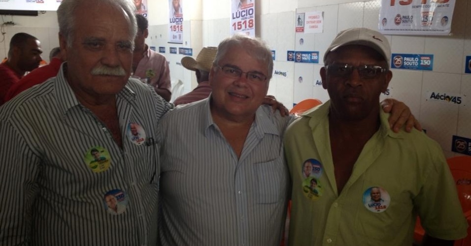 Lucio Vieira Lima posa com eleitores durante campanha na Bahia. Deputado foi reeleito neste domingo (5) com 222.164 votos
