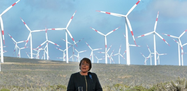 26.ago.14 - A presidente do Chile, Michelle Bachelet, inaugura maior parque eólico do Chile, na região de  Coquimbo, a 471 km de Santiago - Jose Manuel de la Maza/Efe