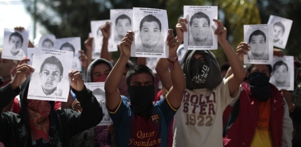 Jovens protestam contra desaparecimento de 43 estudantes no México