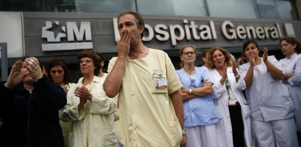 Funcionários do hospital Carlos 3º, em Madri, protestam contra falta de segurança  - Andrea Comas/Reuters