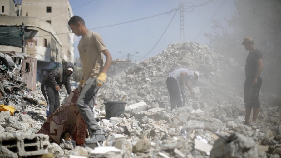 7.out.2014 - Trabalhadores palestinos recolhem os escombros das casas e edifícios que foram destruídos na cidade de Gaza, durante a guerra de 50 dias entre Israel e o Hamas, que ocorreu entre junho e agosto - Mohammed Abed/AFP 