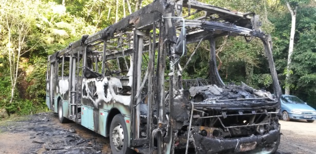 Ônibus foi incendiado em Blumenau (SC) em outubro de 2014 - Gilmar de Souza/Agência RBS/Estadão Conteúdo