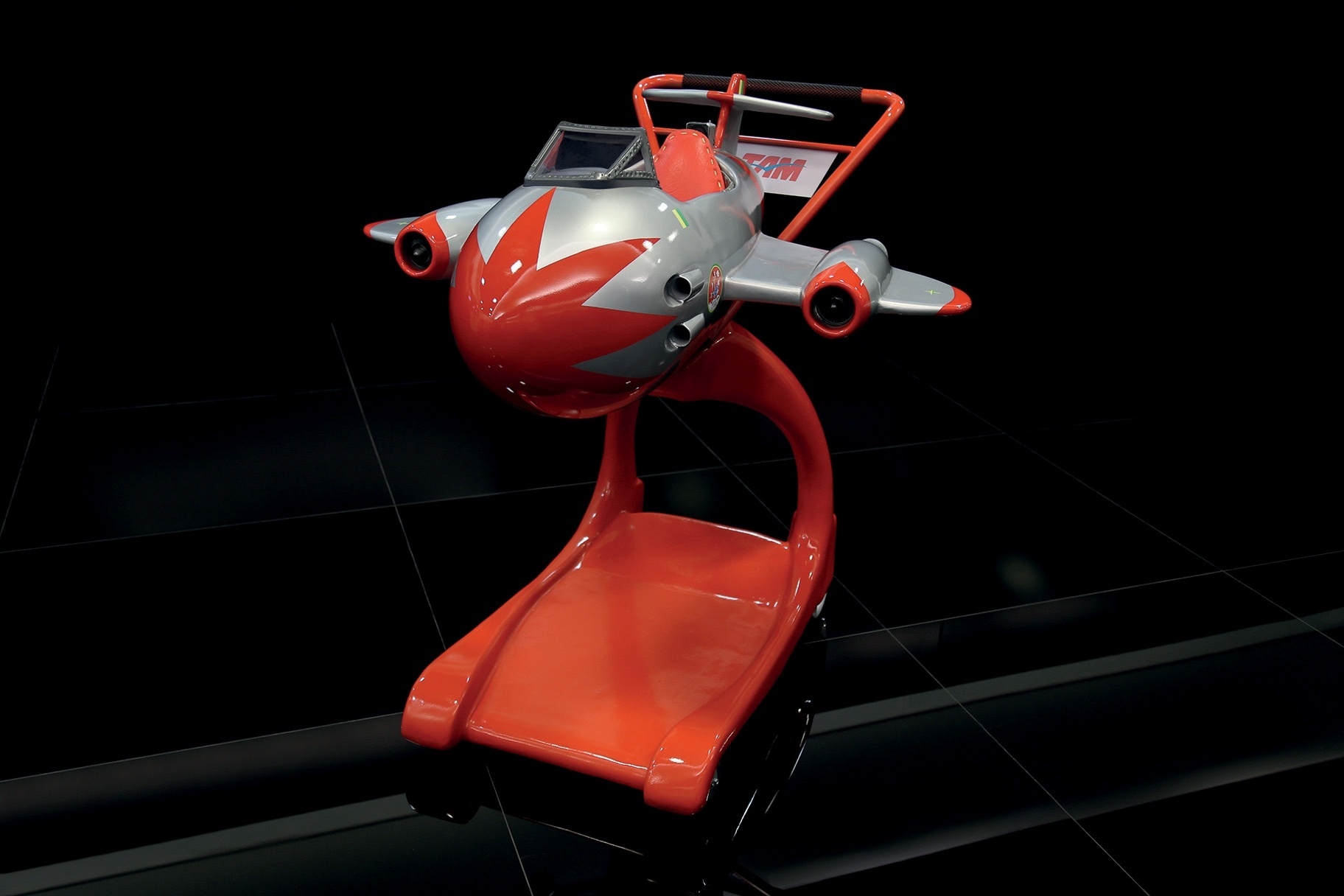 Carrinho de bagagem da TAM em formato de avião Gloster Meteor - Divulgação