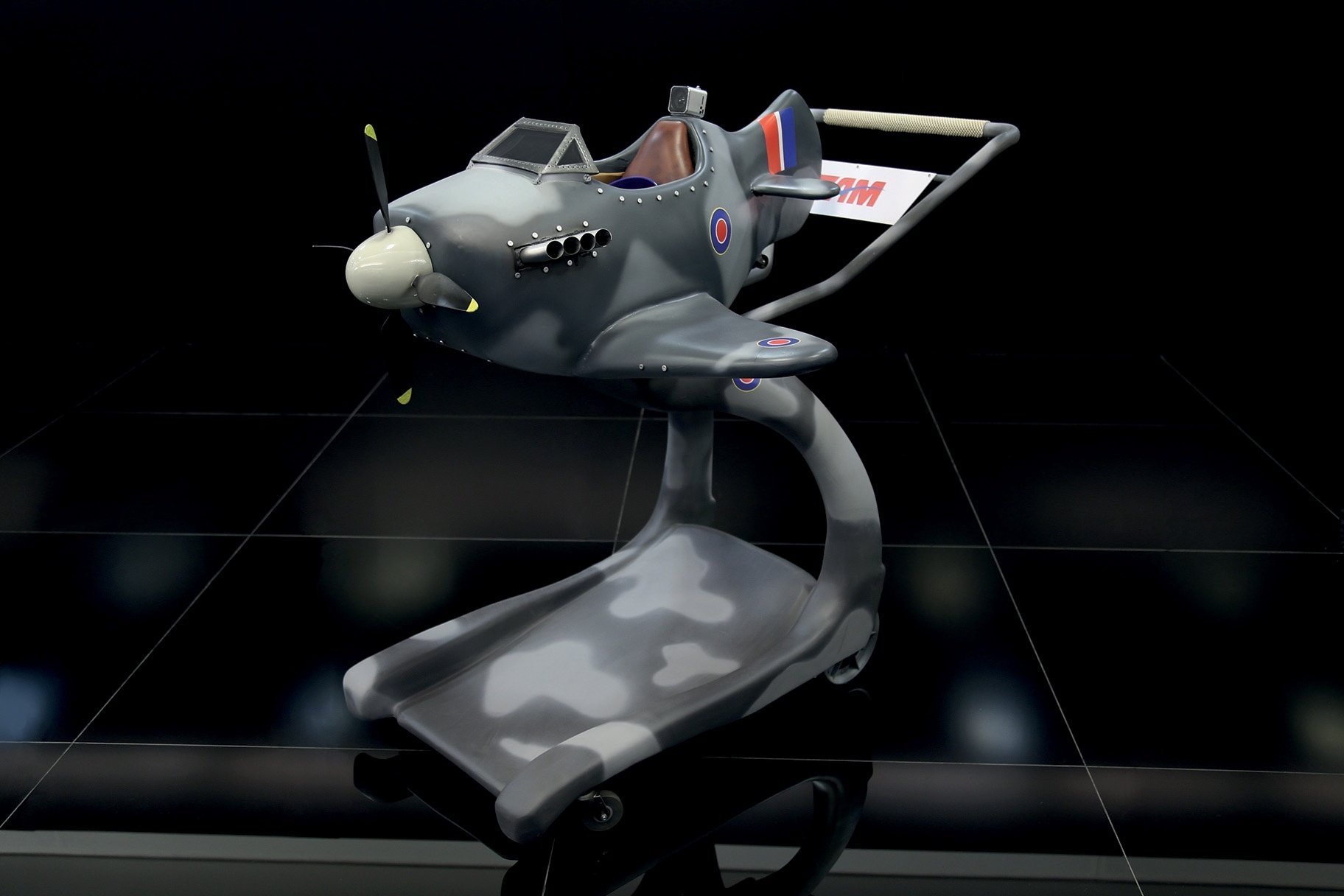 Carrinho de bagagem da TAM em formato de avião Supermarine Spitfire - Divulgação