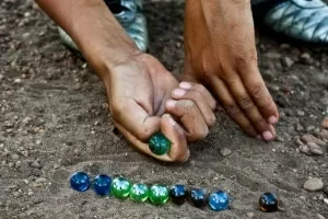 Brincadeiras com bolinhas de gude