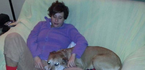 A enfermeira espanhola Teresa Romero, em foto cuja data não foi informada, acaricia o cão Excalibur, que foi sacrificado - Arquivo pessoal