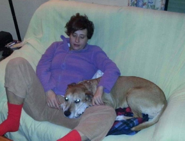 A enfermeira Teresa Romeo, em foto cuja data não foi informada, acaricia o cão Excalibur  - Arquivo pessoal