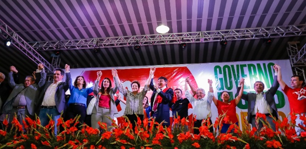 A presidente e candidata à reeleição, Dilma Rousseff (PT), participa de plenária com prefeitos e lideranças no Atlantic City Club em Teresina, no Piauí, nesta quarta-feira (8)