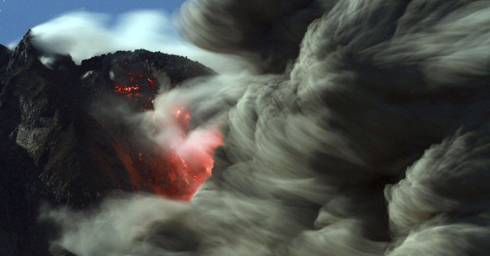 09.out.2014 - Vulcão Sinabung expele lava e cinzas vulcânicas na localidade de Karo, norte da ilha de Sumatra, na Indonésia