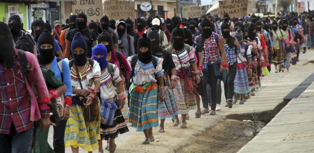 8.out.2014 - Militantes zapatistas participaram de marcha em San Cristobal de las Casas, no Estado mexicano de Chiapas, em protesto contra o massacre de estudantes em Iguala; protesto reuniu milhares ao redor do país - Elizabeth Ruiz/AFP