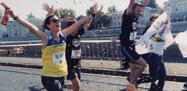 Alexandra Boyarskaya (esq.) foi atacada durante uma maratona em Moscou em 21 de setembro porque estava usando uma camiseta com a palavra Ucrânia e pintada nas cores amarela e azul, da bandeira do país - Alexandra Boyarskaya/Arquivo Pessoal