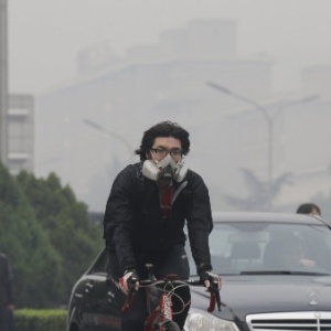 Chinês usa uma máscara de proteção respiratória em meio a neblina pesada em Pequim, na China - Jason Lee/Reuters