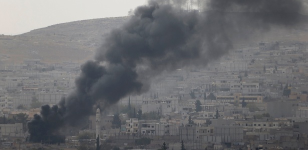 Fumaça sobe durante combates na cidade de Kobani, a terceira maior localidade curda da Síria, próxima da fronteira com a Turquia - Umit Bektas/Reuters