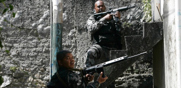 Policiais militares realizam uma operação no morro São João, zona norte, na última sexta (10)