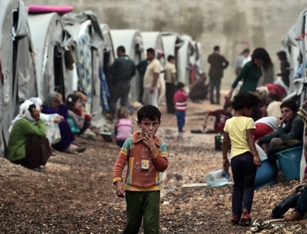 Garoto em campo de refugiados sírios de etnia curda em Suruc - Aris Messinis/AFP