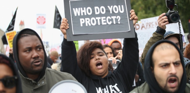 11.out.2014 - Moradores de St. Louis voltam a protestar contra a violência policial  - Scott Olson/Getty Images/AFP 