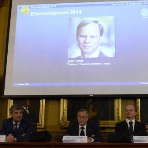 Academia Real das Ciências da Suécia anuncia o ganhador do Prêmio Nobel de Economia 2014, o economista francês Jean Tirole (que aparece na projeção) - Jonathan Nackstrand/ AFP