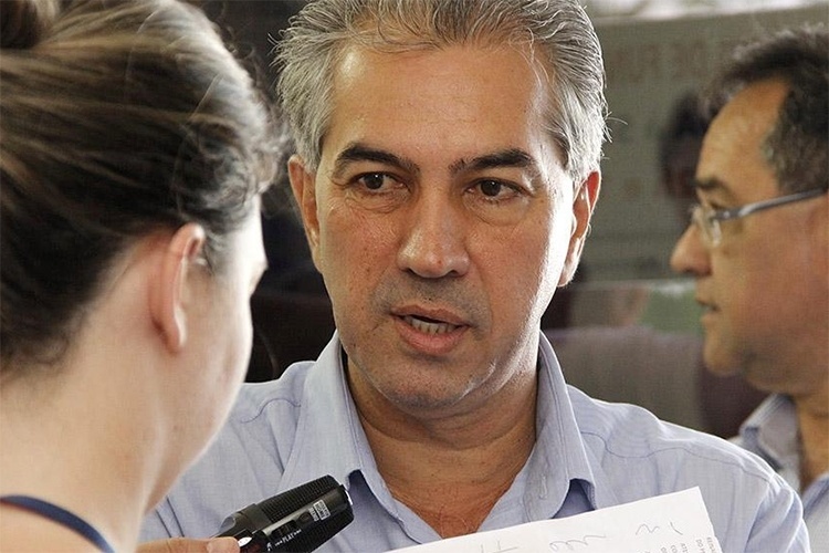 14.out.2014 - O candidato do PSDB ao governo do Mato Grosso do Sul, Reinaldo Azambuja, concedeu entrevista à rádio FM Capital. 