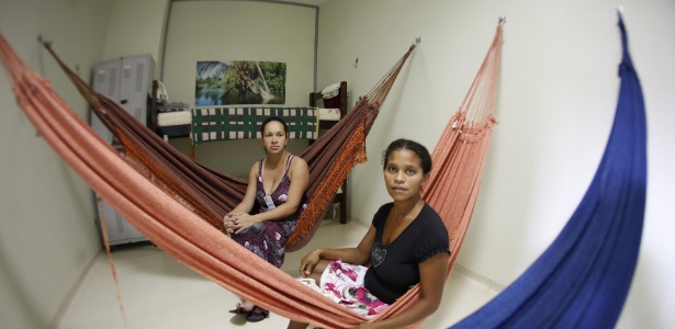 Natália Diniz e Mauriane Cardoso descansam em redário de hospital na Ilha de Marajó - Rodolfo Oliveira/ Agência Pará