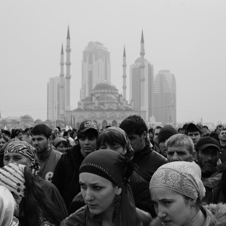 Um grupo de ativistas pró-Kadyrov aparece na principal praça da cidade para a celebração do 10º aniversário do dia da Constituição. Ao fundo estão a mesquita central e os arranha-céus de Grozny Um grupo de ativistas pró-Kadyrov aparece na principal praça da cidade para a celebração do 10º aniversário do dia da Constituição. Ao fundo estão a mesquita central e os arranha-céus de Grozny