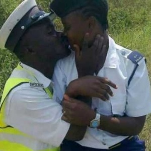 O beijo fez com que dois policiais perdessem seus empregos na Tanzânia - BBC