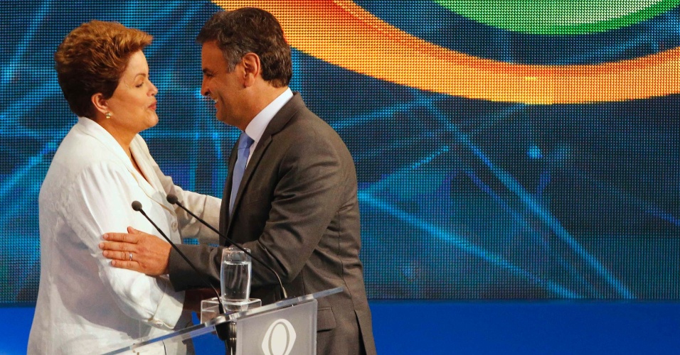 14.out.2014 - Dilma Rousseff (PT) e Aécio Neves (PSDB) se cumprimentam ao final do debate da Band, nesta terça-feira