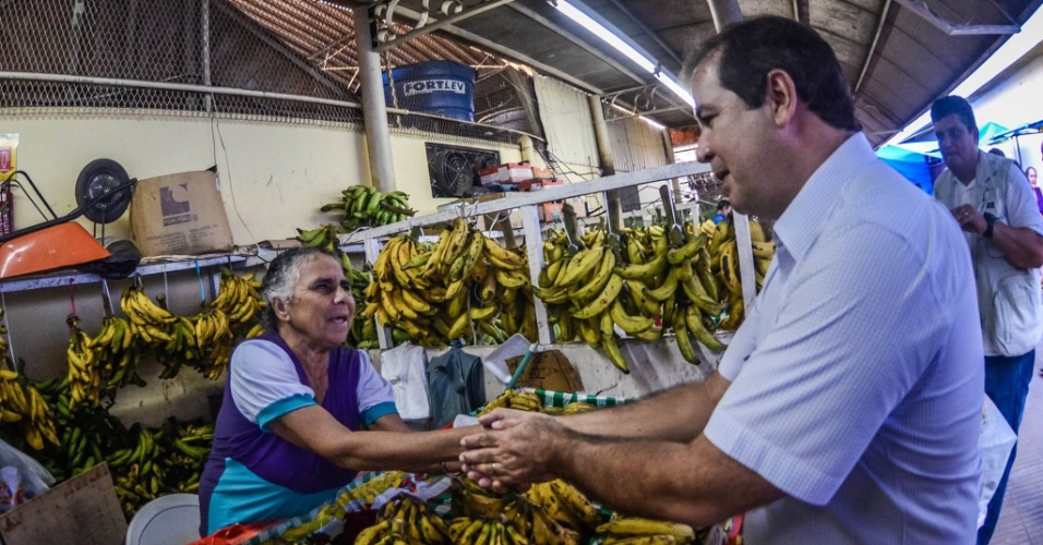 15.out.2015 - O governador do Acre e candidato à reeleição, Tião Viana (PT), conversa com feirante durante visita ao mercado Elias Mansour, em Rio Branco
