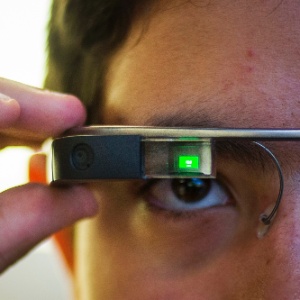 Homem aciona comando colocando os dedos em seu Google Glass, em Manhattan, Nova York (EUA) - Andrees Latif/Reuters