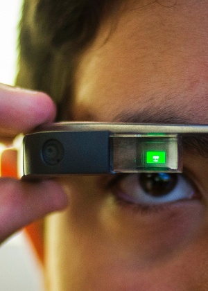 Homem aciona comando colocando os dedos em seu Google Glass, nos EUA; um funcionário da Marinha foi detectado com uma doença por usar o acessório vestível - Andrees Latif/Reuters