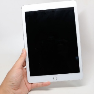 Imagem vazada pelo site "9to5mac.com" de um suposto modelo do novo iPad; portátil deve ter leitor de impressão digital - Reprodução/9to5mac