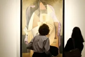 Um homem observa quadro de Renand Léger durante a coletiva de imprensa sobre a doação de obras cubistas ao Metropolitan Museum de Nova York por Leonard A. Lauder - BRENDAN MCDERMID