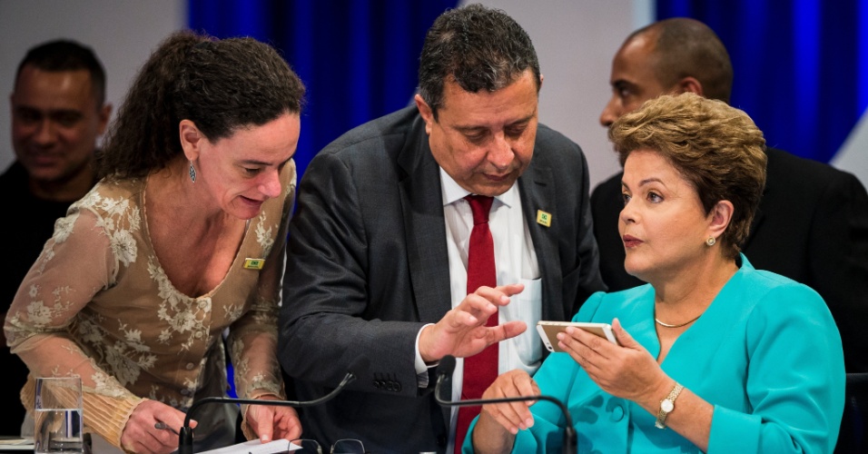 16.out.2014 - A presidente Dilma Rousseff, candidata à reeleição pelo PT, conversa com assessores de campanha durante intervalo de debate do segundo turno das eleições, promovido pelo UOL, SBT e Jovem Pan, nesta quinta-feira (16), no SBT, em São Paulo