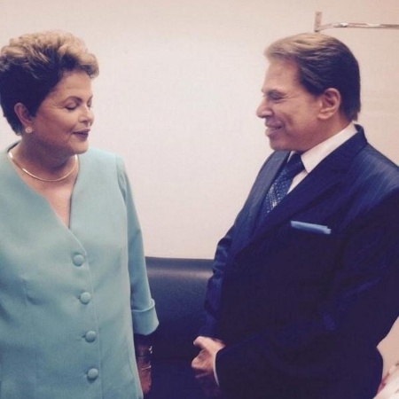 A então presidente Dilma Rousseff conversa com o apresentador Sílvio Santos antes do debate do segundo turno das eleições, promovido pelo UOL, SBT e Jovem Pan, em 2014