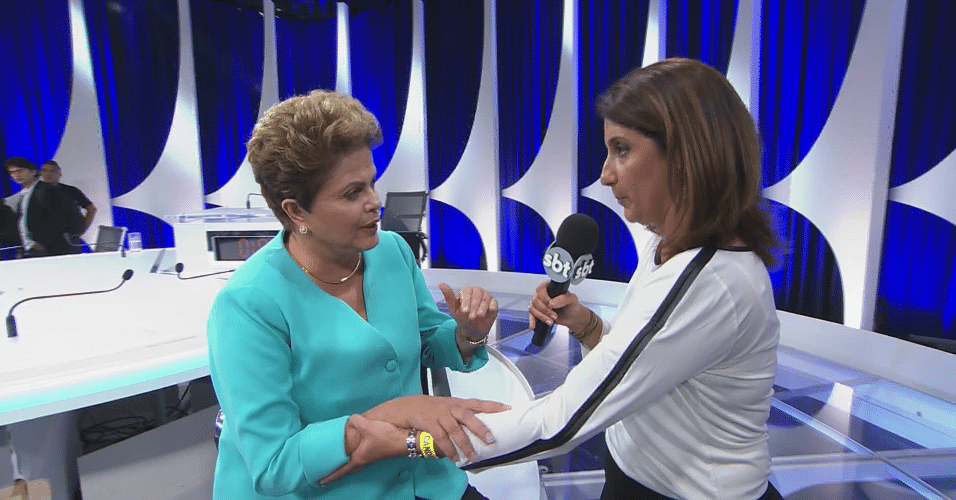 16.out.2014 - A presidente Dilma Rousseff, candidata à reeleição pelo PT, passou mal ao dar entrevista ao vivo para repórter do SBT após o debate com o candidato Aécio Neves (PSDB) nesta quinta-feira (16), no estúdio do SBT