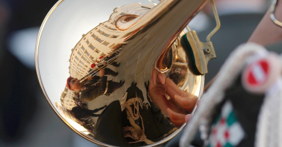 16.out.2014 - Membros das Forças Armadas austríacas (Bundesheer) são refletidos em um trompete, durante desfile no pátio interno do palácio Hofburg, em Viena, na Áustria