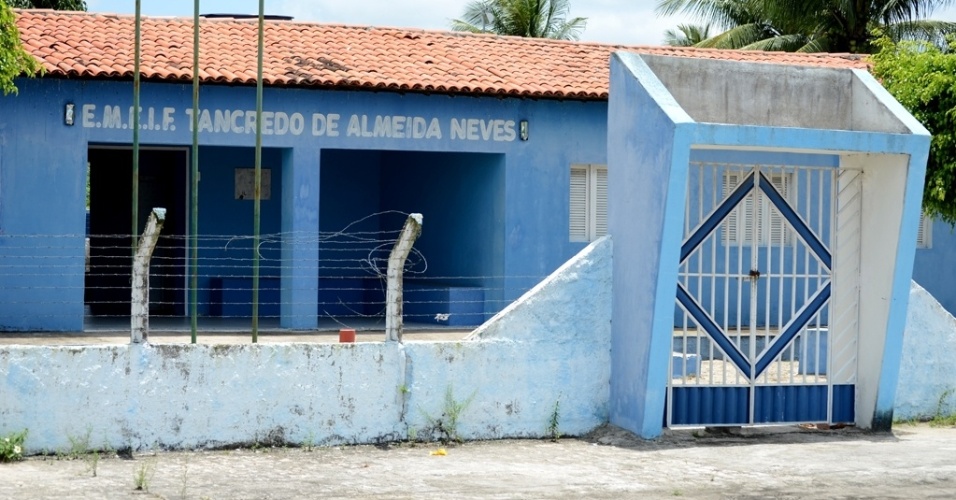 A escola municipal Tancredo de Almeida Neves, no povoado Marruá, em Alagoas, está fechada por falta de alunos. Os poucos alunos da região são levados por transporte escola para outros três colégios do município de São José da Tapera