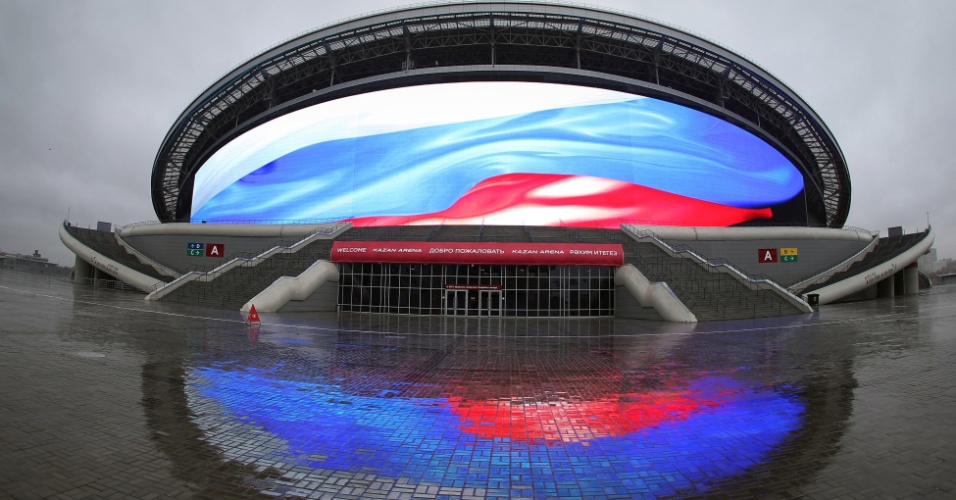 17.out.2014 - Cores nacionais da Rússia são vistas em um painel no estádio de futebol Kazan Arena durante visita de inspeção do comitê da Fifa, em Kazan, na Rússia