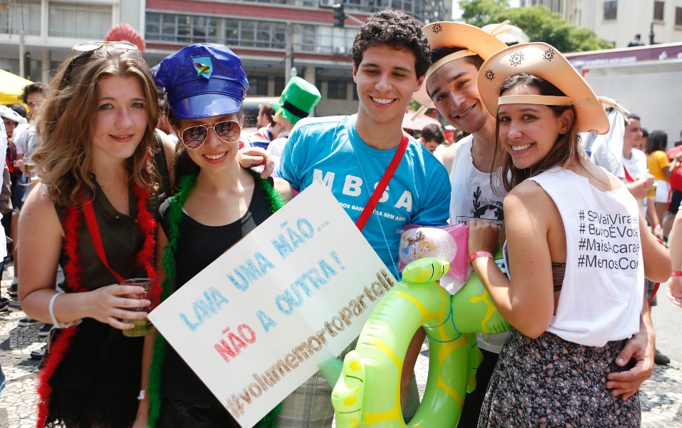 17.out.2014 - Estudantes da Faculdade de Direito da USP (Universidade de São Paulo) participam da tradicional festa "Peruada", no Largo São Francisco, no centro da capital paulista