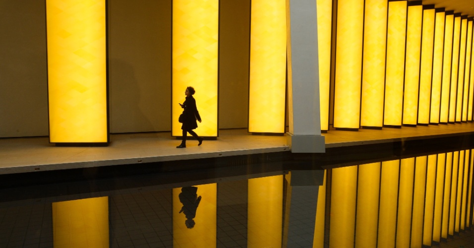 17.out.2014 - Visitante caminha dentro da Fundação Louis Vuitton projetada pelo arquiteto canadense-americano Frank Gehry, no Bois de Boulogne em Paris, na França