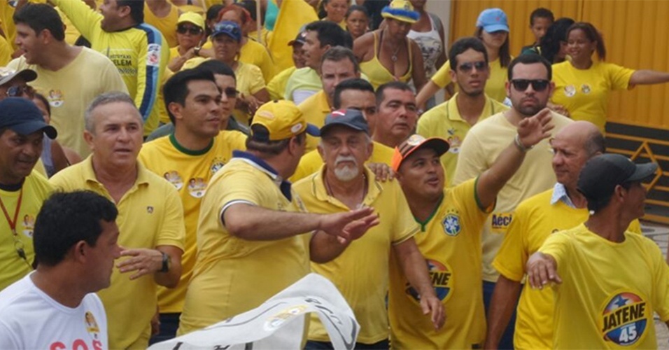 17.out.2014 - O governador e candidato à reeleição pelo PSDB, Simão Jatene, participa de caminhada com partidários no bairro Marco, em Belém